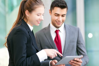 iş adamları tablet açık kullanma