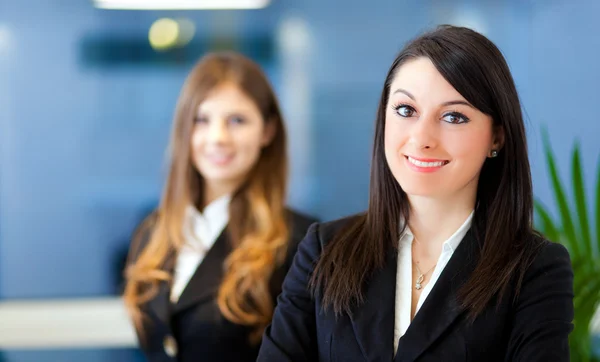 Geschäftsfrauen im Büro — Stockfoto