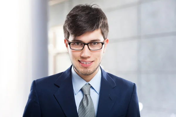 Freundlicher Geschäftsmann mit Brille — Stockfoto