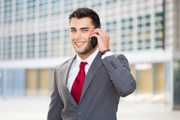 Empresário falando ao telefone — Fotografia de Stock