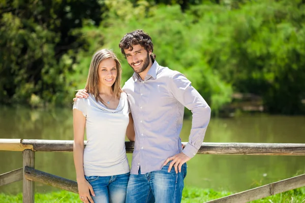 Hombre abrazando a su novia — Foto de Stock