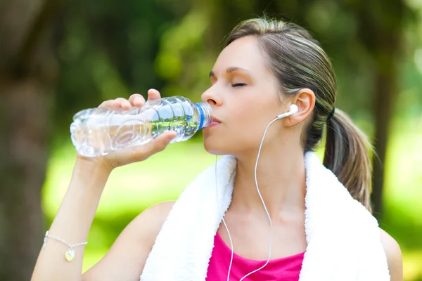 Woman refreshing after running — Stock Photo, Image