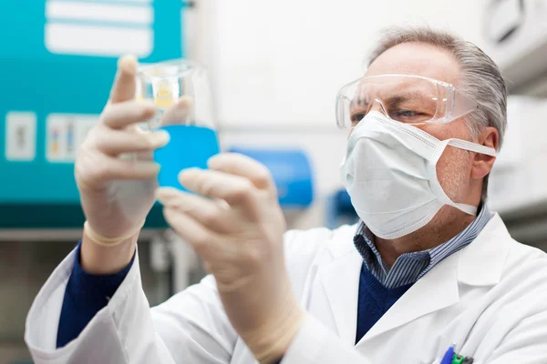 Pesquisador em trabalho em laboratório — Fotografia de Stock