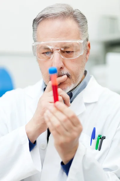 Homem num laboratório químico — Fotografia de Stock