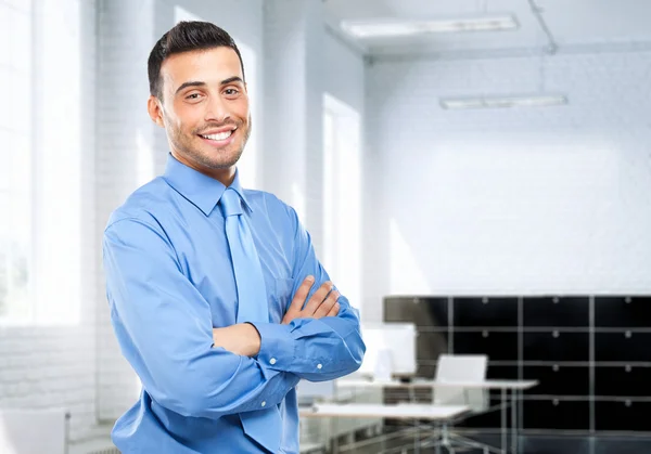 Hombre de negocios guapo en su oficina —  Fotos de Stock