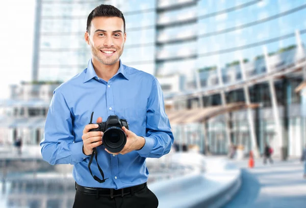 Fotógrafo usando sua câmera — Fotografia de Stock