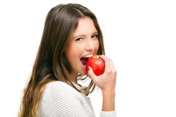 Jonge vrouw eet een appel — Stockfoto