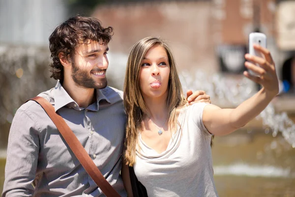 Turistas tomando selfie en la ciudad —  Fotos de Stock
