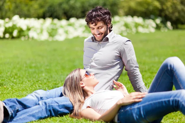 Couple relaxing on grass — Stock Photo, Image