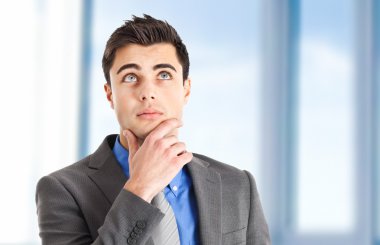 şehirde yakışıklı işadamı