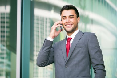 İş adamı telefonda konuşuyor.