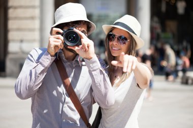 şehir içinde yürüyen turist