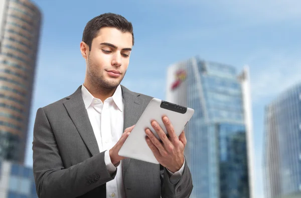 Zakenman met zijn Tablet PC — Stockfoto