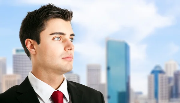 Hombre de negocios guapo en la ciudad — Foto de Stock