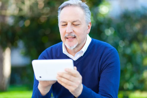 Mogen man med hjälp av Tablet PC — Stockfoto