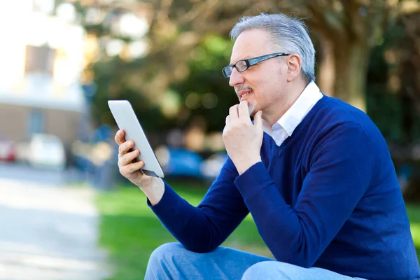 Mogen man med hjälp av Tablet PC — Stockfoto