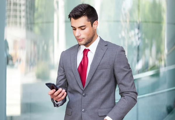 Człowiek biznesu przy użyciu telefonów komórkowych — Zdjęcie stockowe