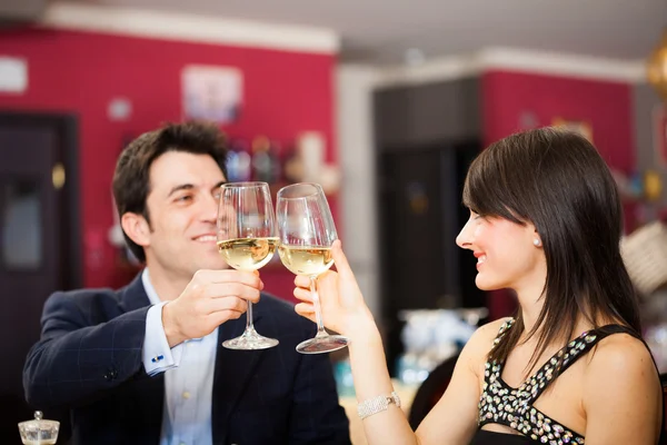 Casal beber vinho no restaurante — Fotografia de Stock