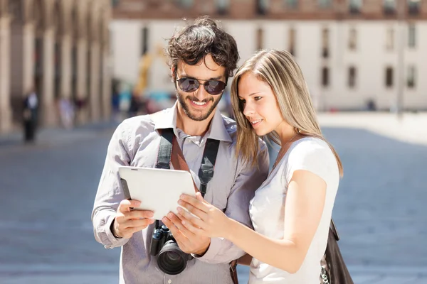 Turistas usando tablet digital — Fotografia de Stock