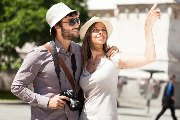 Tourists walking in city — Stock Photo, Image