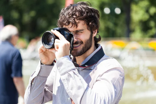 Fotograf med sin kamera — Stockfoto