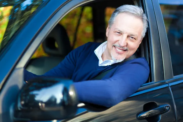 Volwassen man zijn auto rijden — Stockfoto