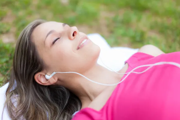 Relaxed woman listening music — Stock Photo, Image