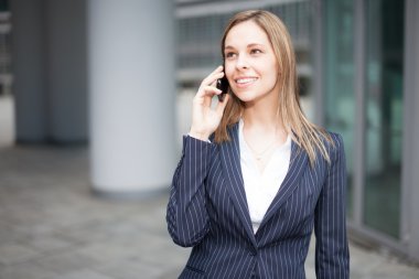 Kadın telefonda konuşuyor.