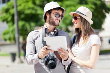 Turistler dijital tablet kullanma