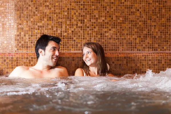 Casal fazendo banheira de hidromassagem — Fotografia de Stock