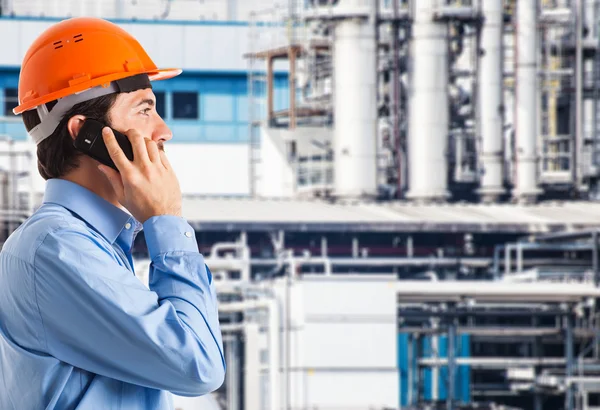 Portrait d'un ouvrier dans une usine — Photo