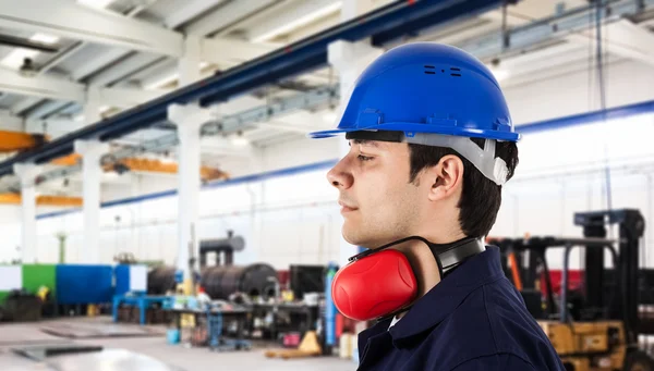 Porträt eines Arbeiters in der Fabrik — Stockfoto