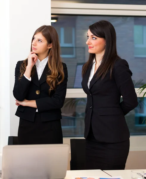 Geschäftsfrauen in ihrem Büro — Stockfoto