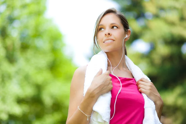 Woman refreshing after running — Stock Photo, Image