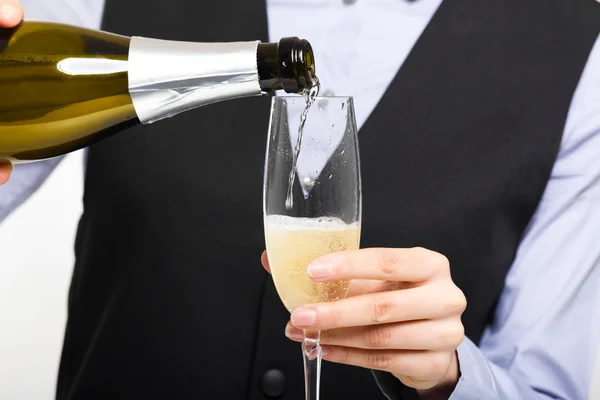 Servitrisen hälla vin i glaset — Stockfoto