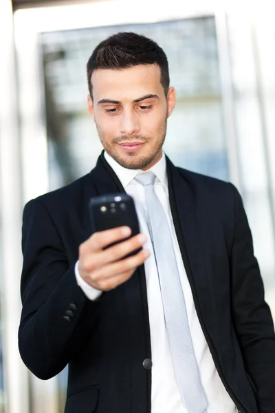 Zakenman kijkt naar zijn telefoon — Stockfoto