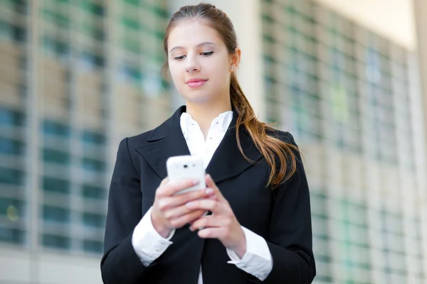 彼女の携帯電話を見て実業家 — ストック写真