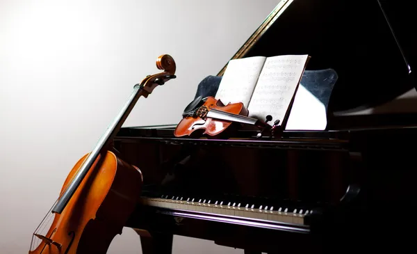 Violoncelo, violino, piano e partitura — Fotografia de Stock