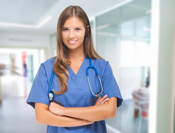 Joven enfermera sonriente — Foto de Stock