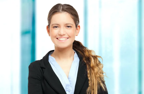Mujer de negocios sonriente en el cargo —  Fotos de Stock