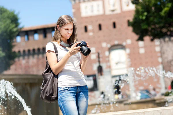 Mujer usando cámara — Foto de Stock