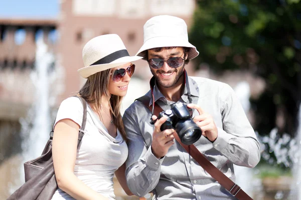 Tourist showing photos to girlfriend — Stock Photo, Image