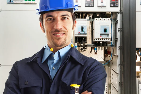 Elektricien op het werk — Stockfoto