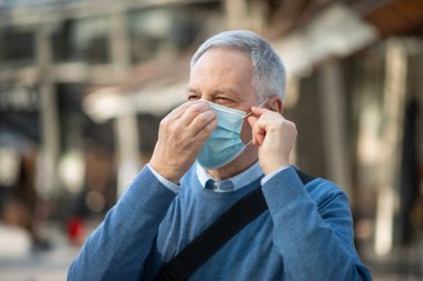 Maskeli bir iş adamı işe gitmek için dışarı çıkıyor, Coronavirus insanları yaşam tarzı konsepti