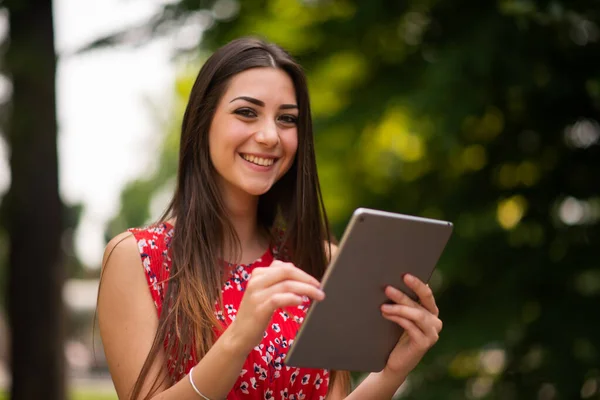 Mladá Žena Pomocí Digitálního Tabletu Parku — Stock fotografie