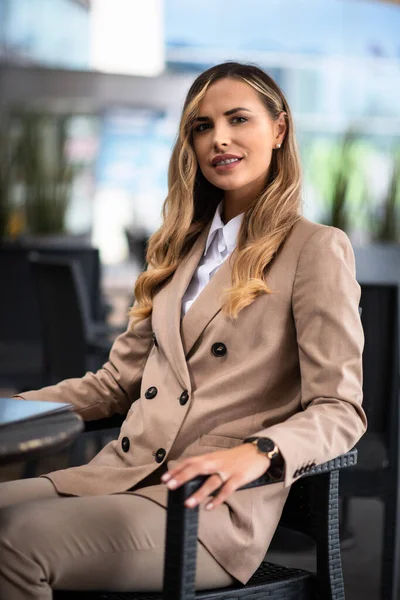 Młoda Blondynka Bizneswoman Relaks Kawiarni — Zdjęcie stockowe