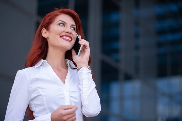 携帯電話で話している美しい女性実業家 — ストック写真