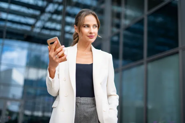 Businesswoman Pomocí Svého Smartphonu — Stock fotografie