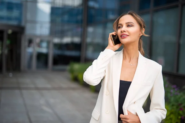 Portrait Smiling Businesswoman Talking Phone — Stock Photo, Image
