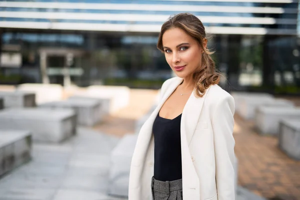 Portret Van Een Jonge Glimlachende Zakenvrouw Wandelen Buiten — Stockfoto